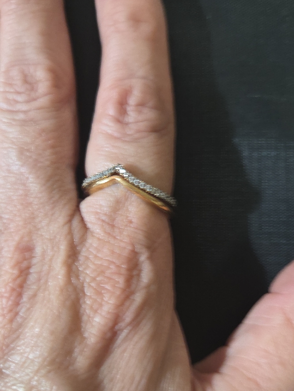 Classic V-Shape Two-Tone Band Ring - Gold and Silver Ale Met 60